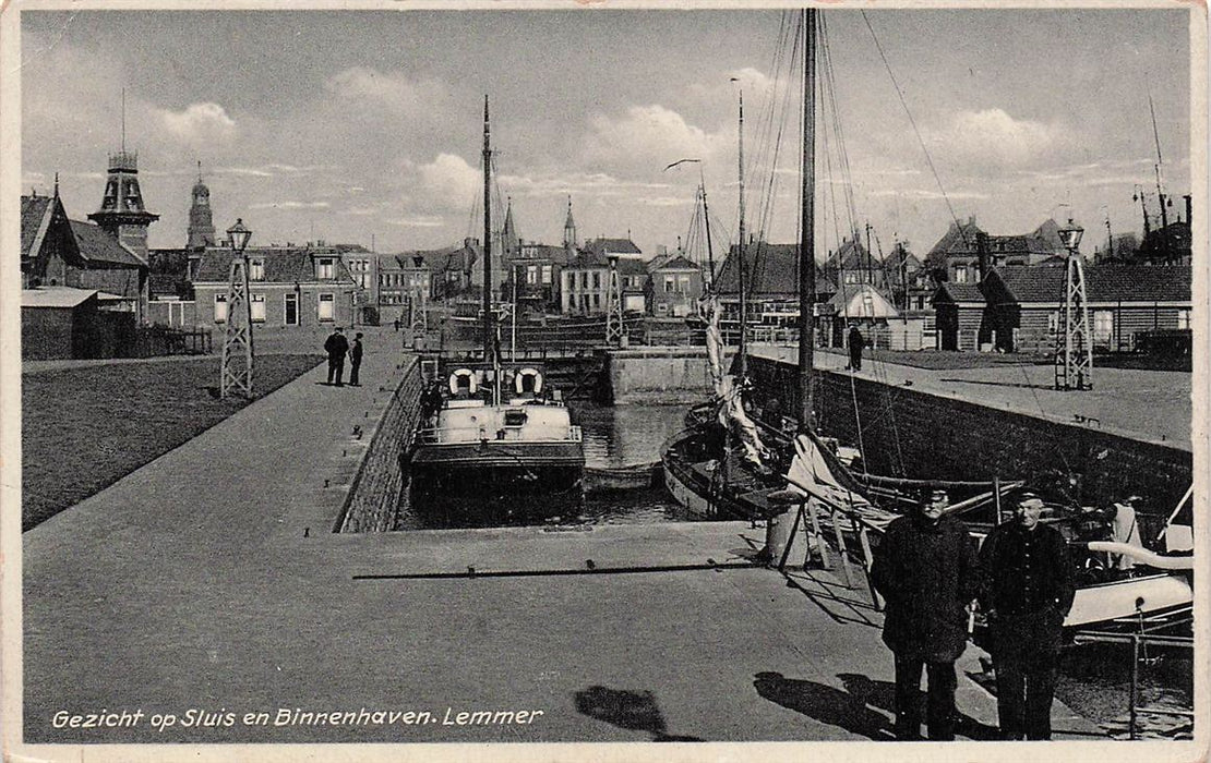 Gezicht Op Sluis En Binnenhaven Lemmer