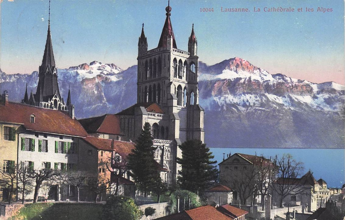 Lausanne La Cathedrale Et Les Alpes