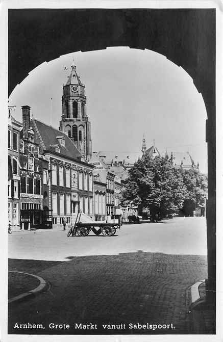 Arnhem Grote Markt vanuit Sabelspoort