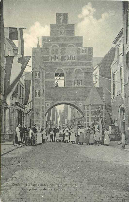 Goes Eerepoort in de Kerkstraat 1907