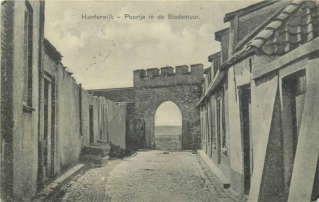 Harderwijk Poortje in de stadsmuur
