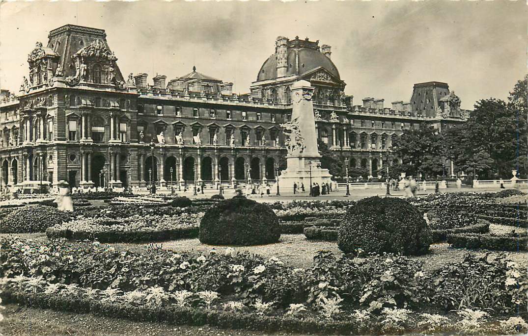 Paris Le Palais du Louvre