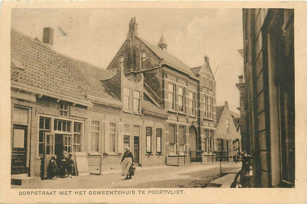 Poortvliet  Dorpstraat met Gemeentehuis