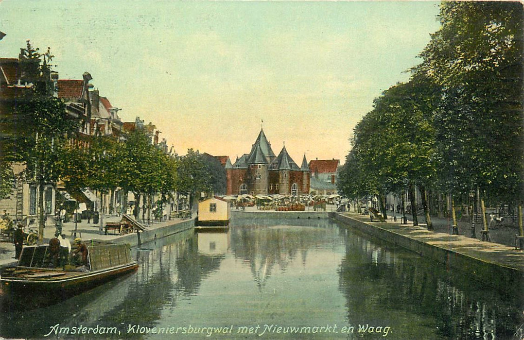 Amsterdam Kloveniersburgwal met Nieuwmarkt en Waag