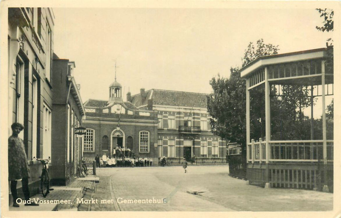 Oud Vossemeer Markt met Gemeentehuis