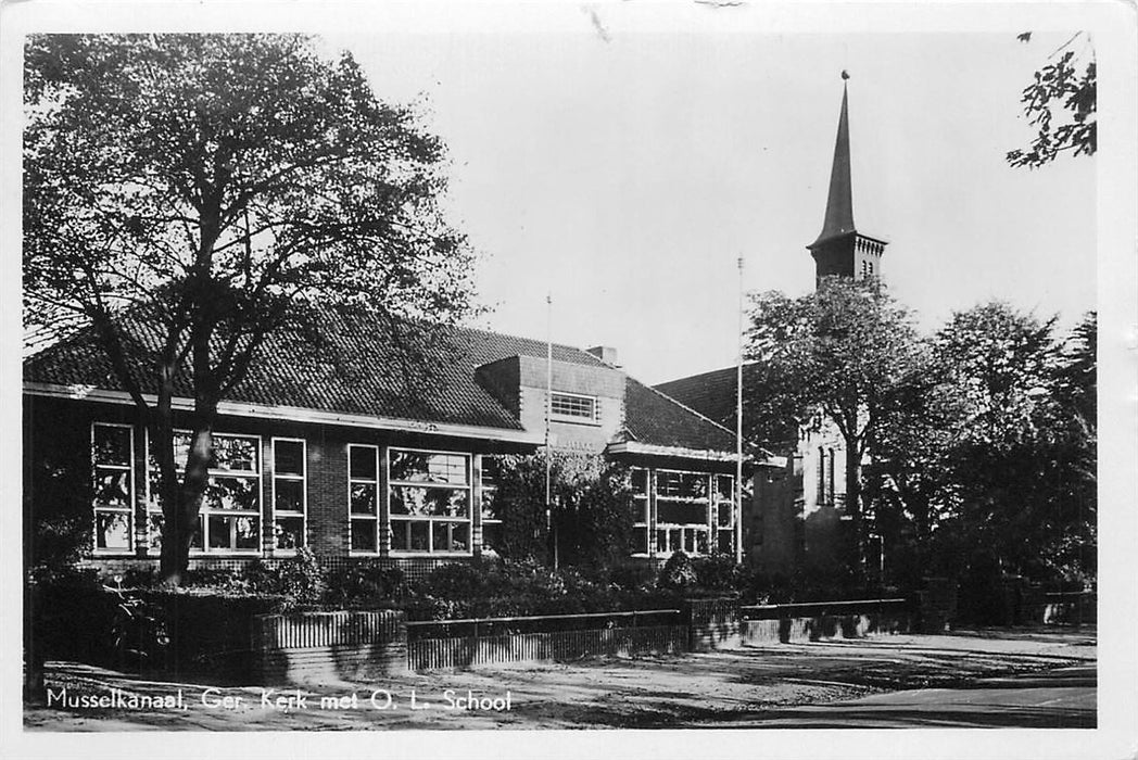 Martenshoek Ger Kerk met OL School