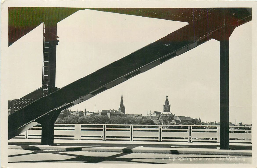 Nijmegen vanaf de Waalbrug