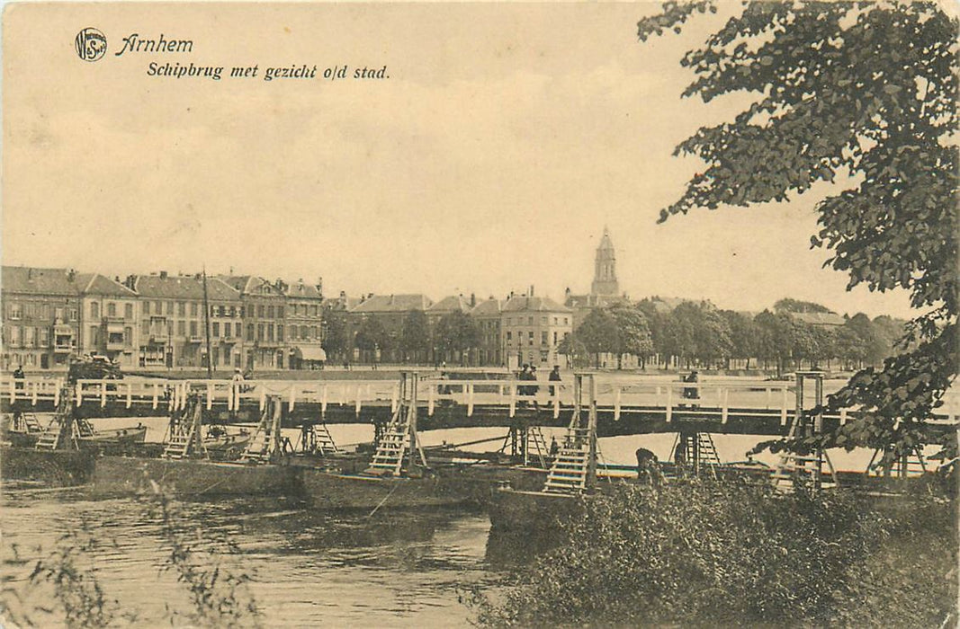 Arnhem Schipbrug met gezicht od stad