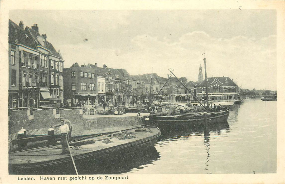 Leiden Haven met gezicht op de Zoutpoort