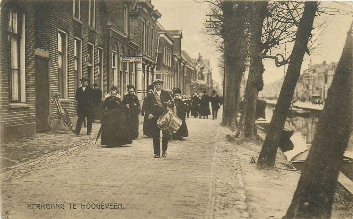 Hoogeveen Kerkgang met Trommelslager