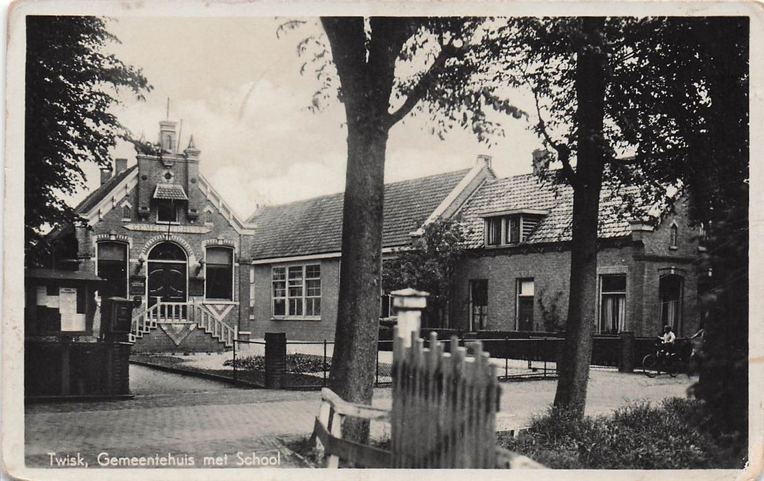 Twisk Gemeentehuis Met School