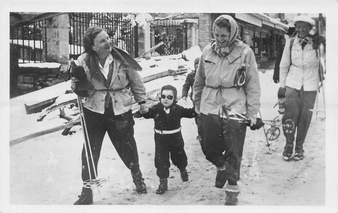 Prinses Juliana Wandelt Met Prinsesje Margriet In Het Dorpje Zermatt Zwitserland April 1947