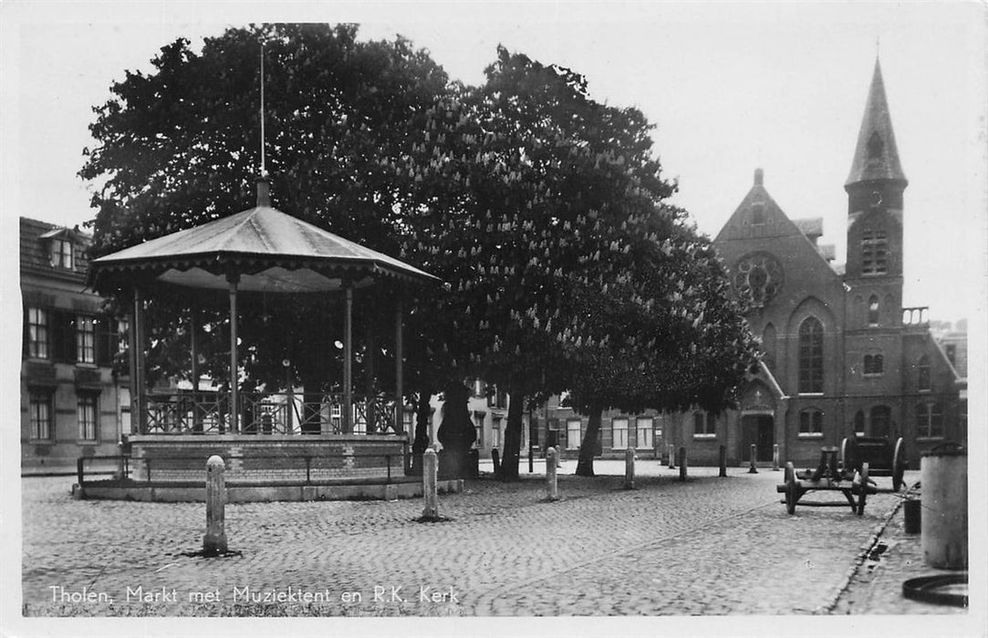 Tholen Markt Met Muziektent En R.K Kerk