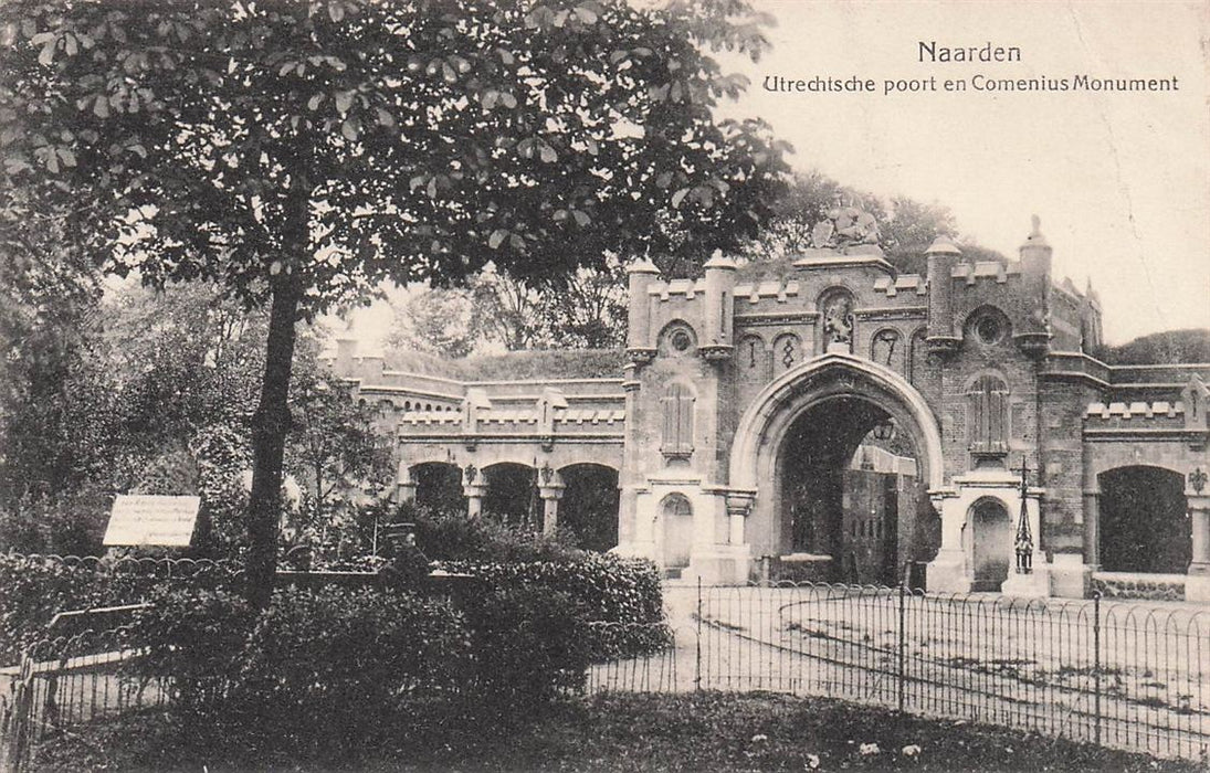 Naarden Utrechtsche Poort En Comenius Monument