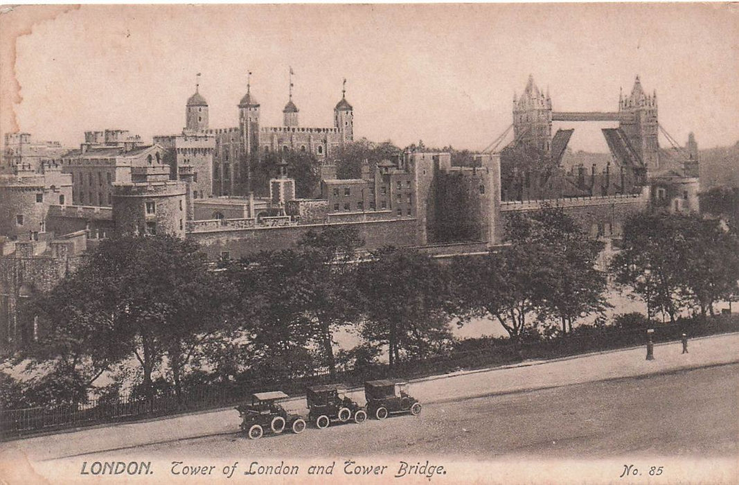 London Tower Of London And Tower Bridge