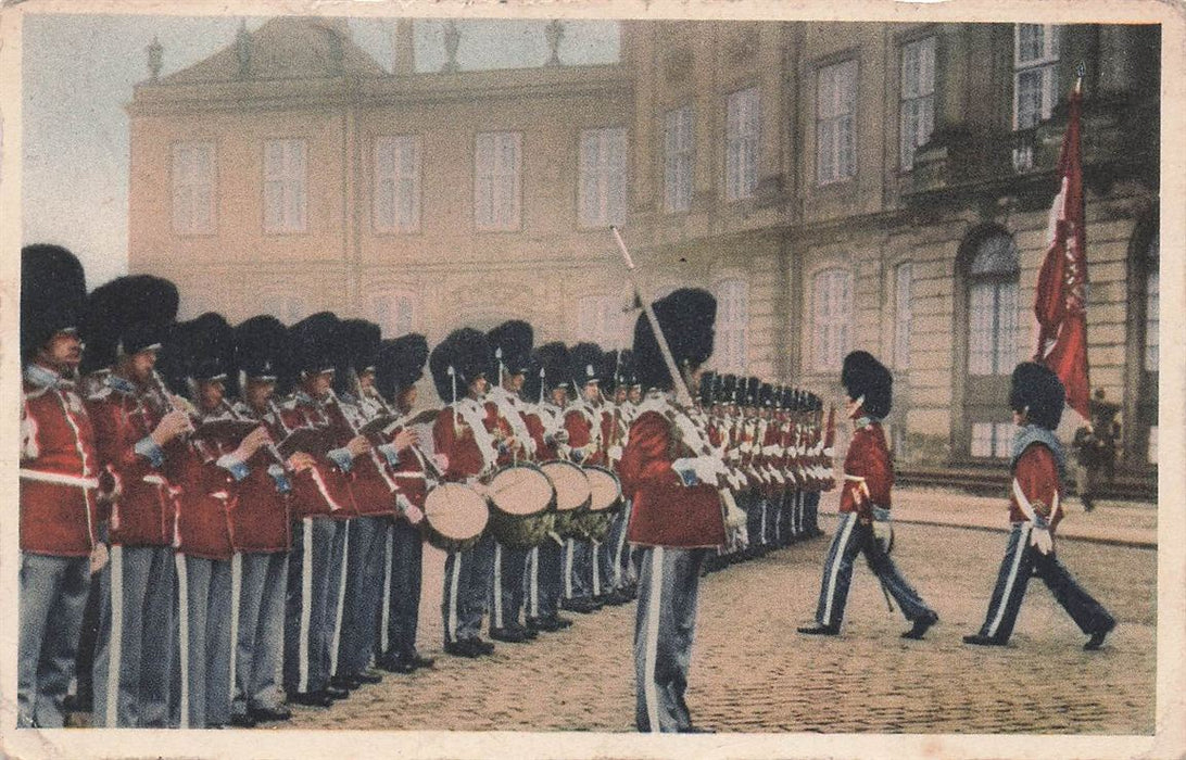 Kobenhavn Vagtparaden Paa Amalienborg