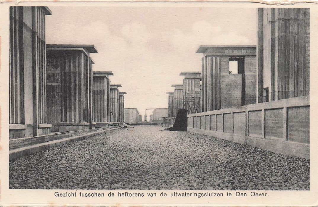 Den Oever Gezicht Tusschen De Heftorens Van De Uitwateringssluizen