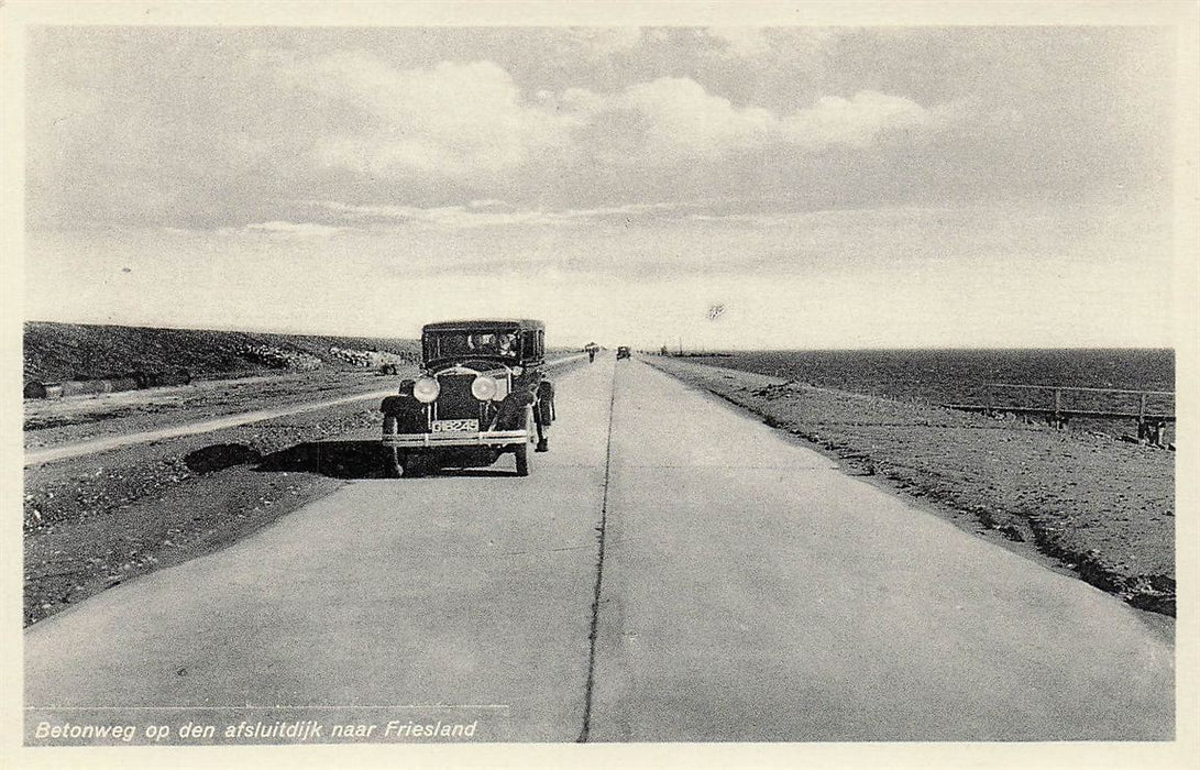 Betonweg Op Den Afsluitdijk Naar Friesland