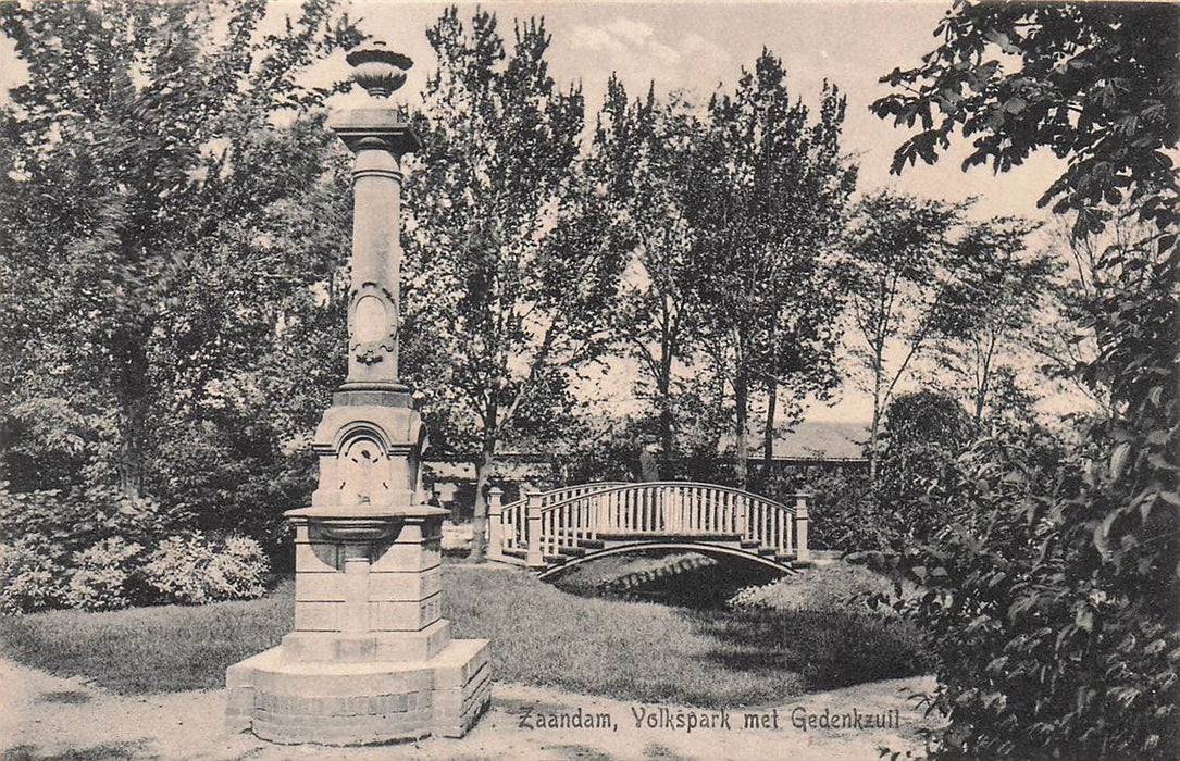 Zaandam Volkspark Met Gedenkzuil