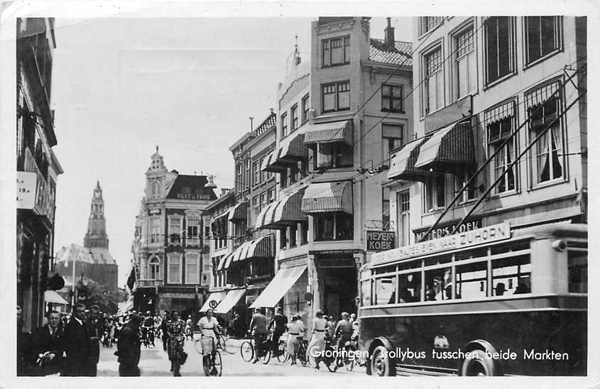 Groningen Trollybus tusschen beide Markt