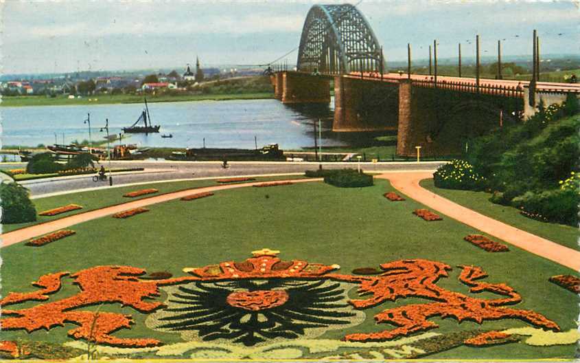 Nijmegen Waalbrug met bloementapijt