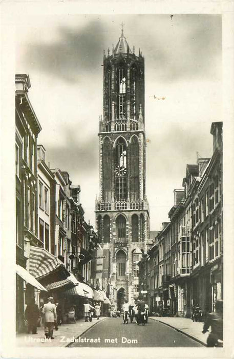 Utrecht Zadelstraat met Domtoren