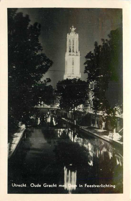 Utrecht Oude Gracht met Dom in Feestverl