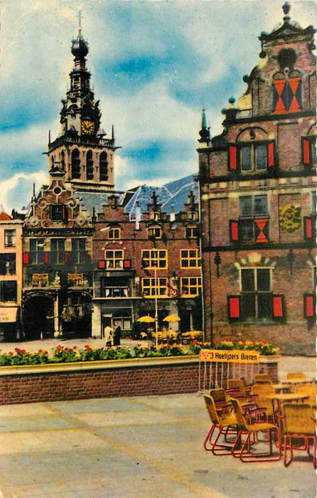 Nijmegen Grote Markt met Waaggebouw en S