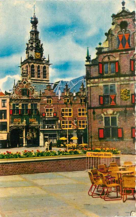 Nijmegen Grote Markt met Waaggebouw en S