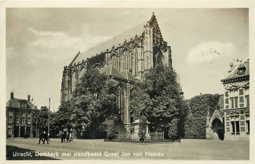 Utrecht Domkerk met Standbeeld Graaf Jan