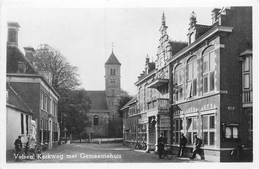 Velsen Kerkweg met Gemeentehuis