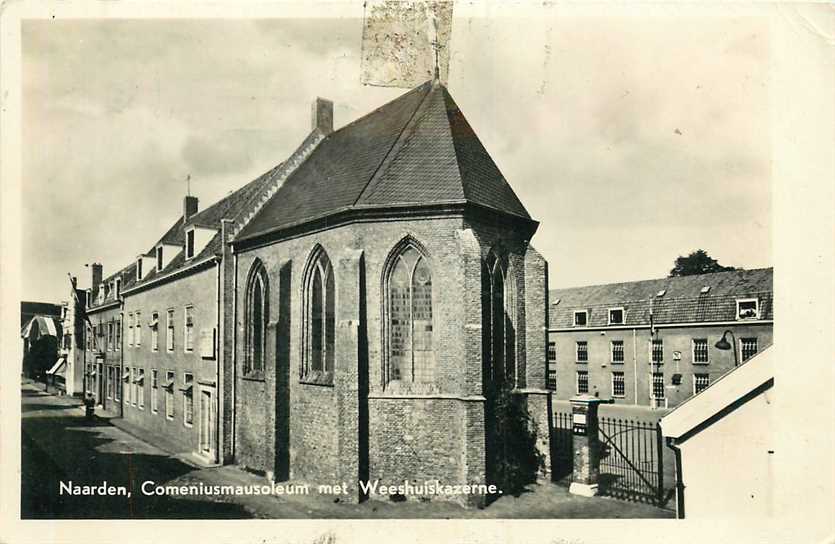 Naarden Comeniusmausoleum met Weeshuiskazerne