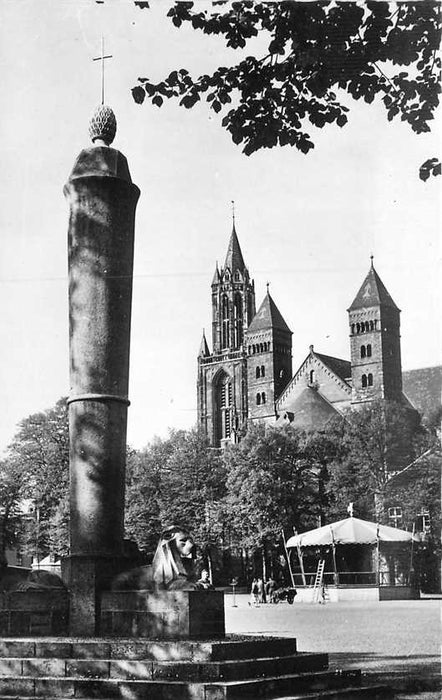 Maastricht Vrijthof op Monument Perroen