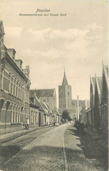 Naarden Bussummerstraat met Groote Kerk