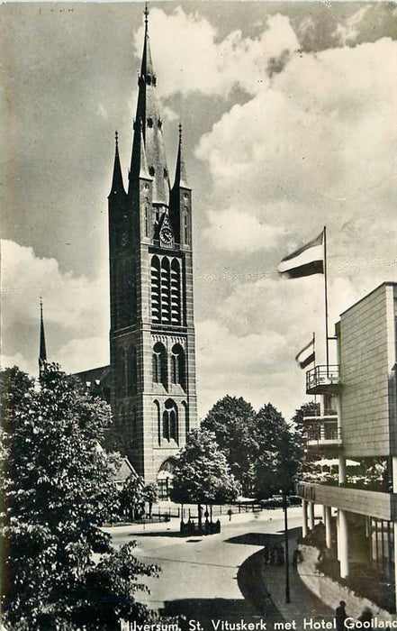 Hilversum St. Vituskerk met Hotel Gooiland