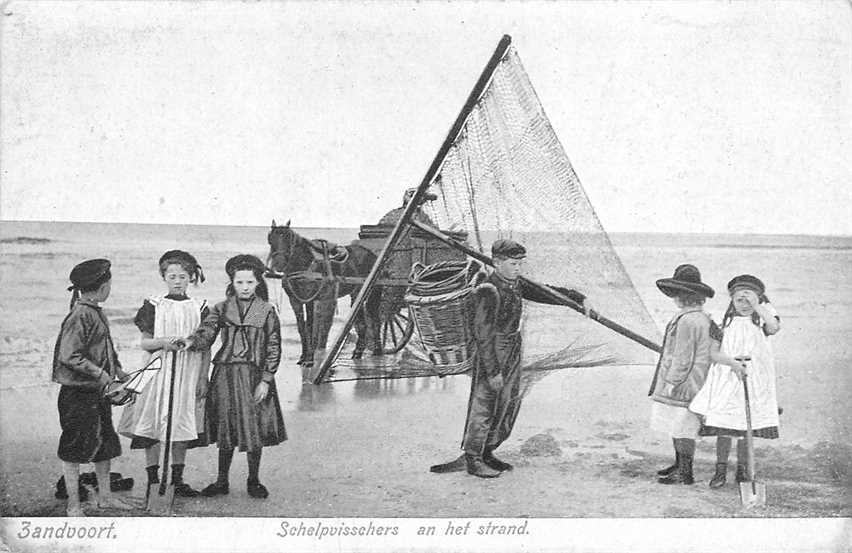 Zandvoort Schelpvisschers aan het strand