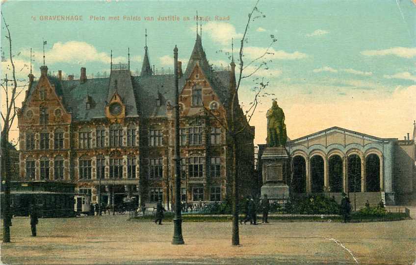 Den Haag Plein met Paleis van Justitie en Hooge Raad