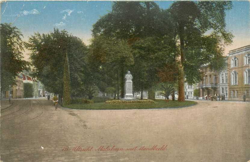 Utrecht Maliebaan met standbeeld