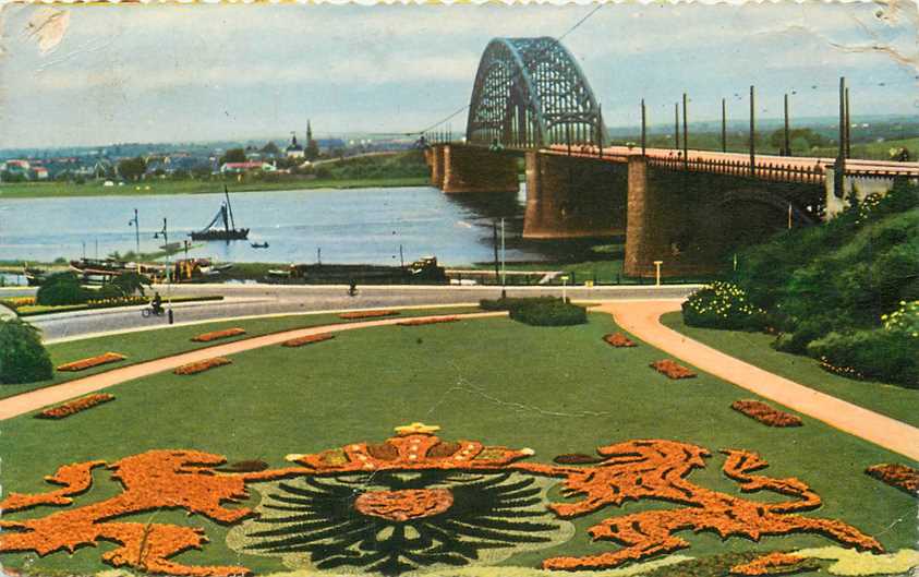 Nijmegen Waalbrug met bloementapijt