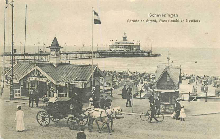 Scheveningen Gezicht op strand wandelhoofd en Noordzee