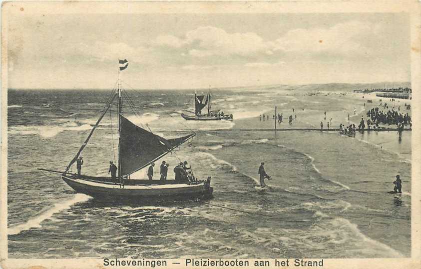 Scheveningen Pleizierbooten aan het Strand