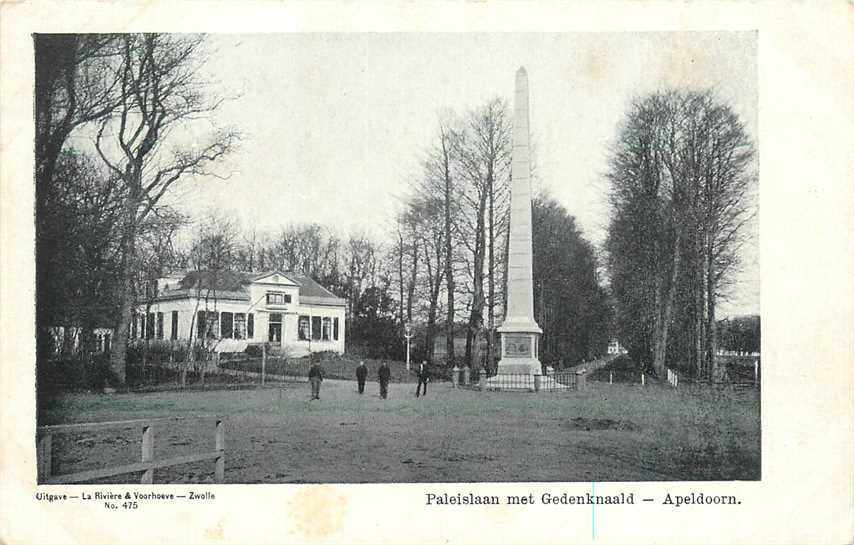 Apeldoorn Paleislaan met Gedenknaald