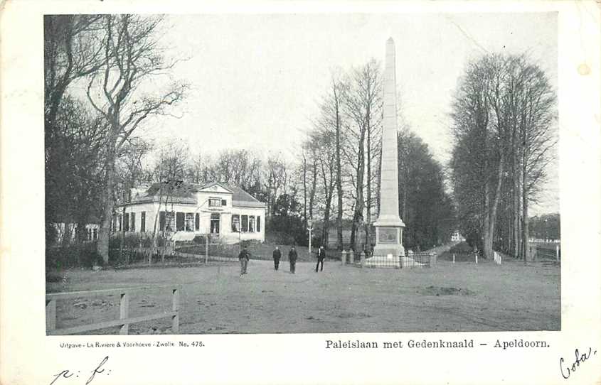 Apeldoorn Paleislaan met Gedenknaald