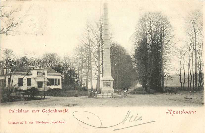 Apeldoorn Paleis met Gedenknaald