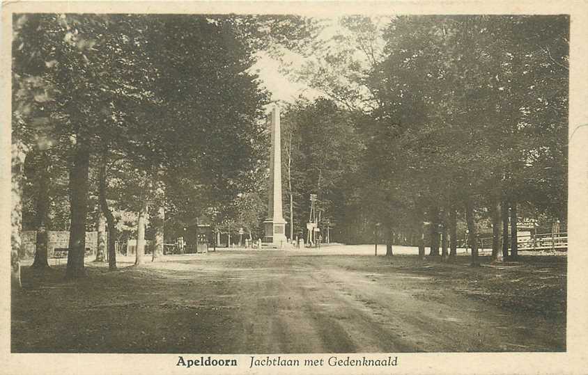 Apeldoorn Jachtlaan met Gedenknaald