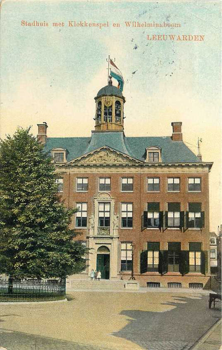 Leeuwarden Stadhuis met Klokkenspel en Wilhelminaboom