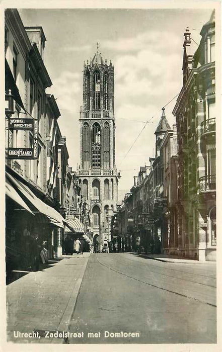 Utrecht Zadelstraat met Domtoren