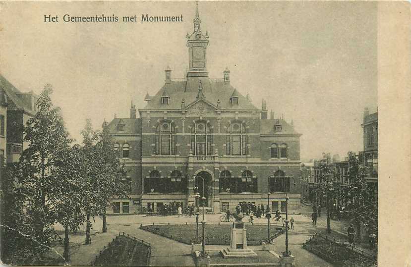 Apeldoorn Het Gemeentehuis met Monument