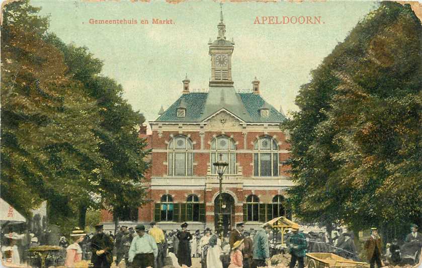 Apeldoorn Gemeentehuis en Markt