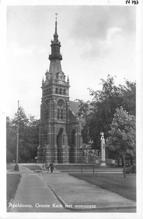 Apeldoorn Groote Kerk met monument